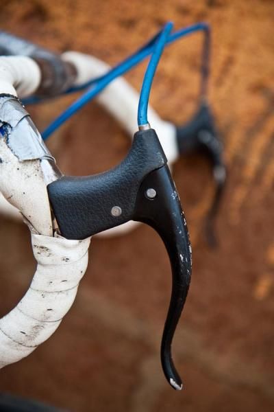 Lightweight aluminum brake levers with vintage blue cable housing to match the Batavus paintjob. The external cable routing makes riding on the hoods a little tricky.
