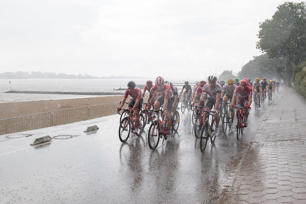 Athletes ride in the pack during the Euroeyes Cyclassics Hamburg