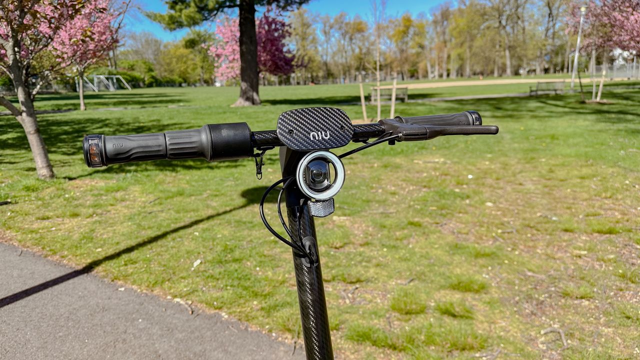 NIU KQi Air handlebar closeup
