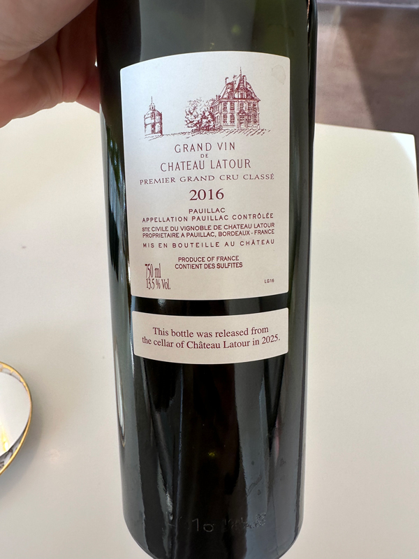 Ch&amp;acirc;teau Latour 2016 bottle