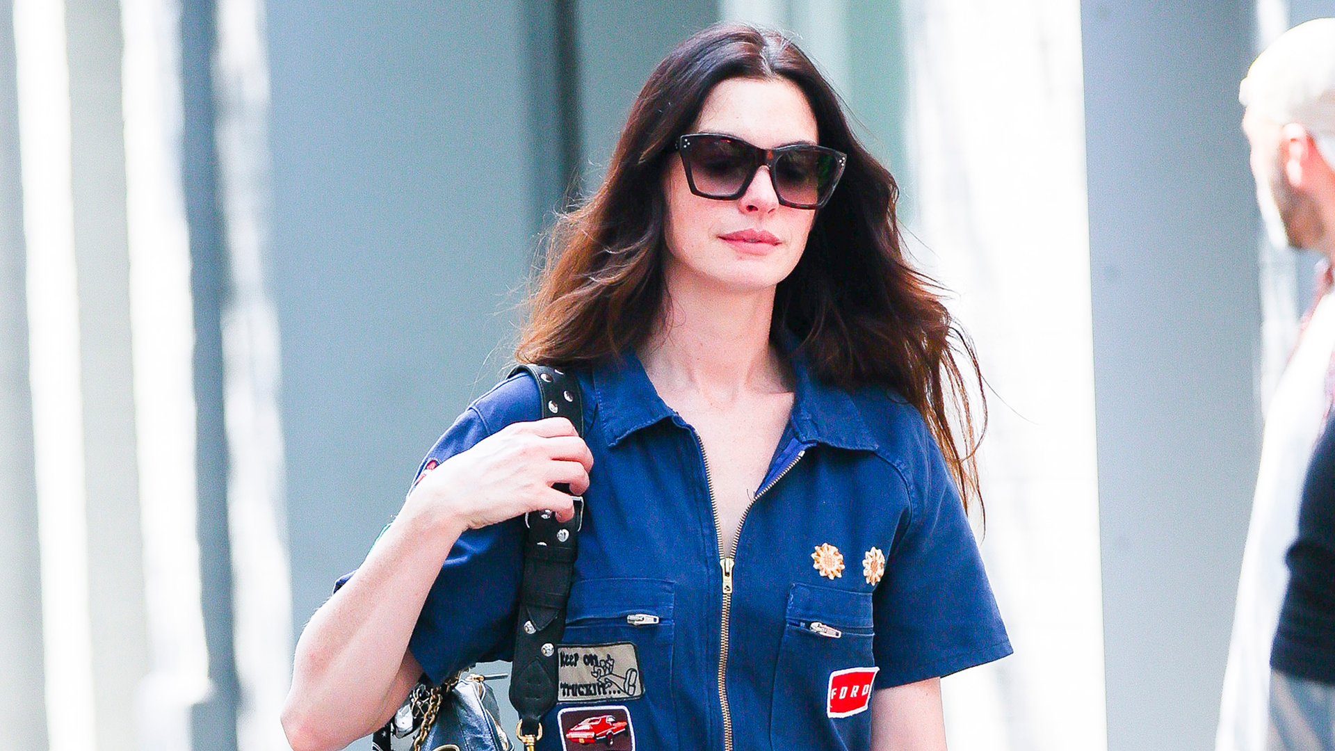 Anne Hathaway carried a Valentino bag on the set of 'The Devil Wears Prada 2'