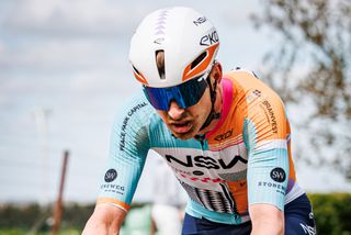 Czech Tour: Riley Sheehan squeezes past Ben Turner to win tight stage 1 sprint