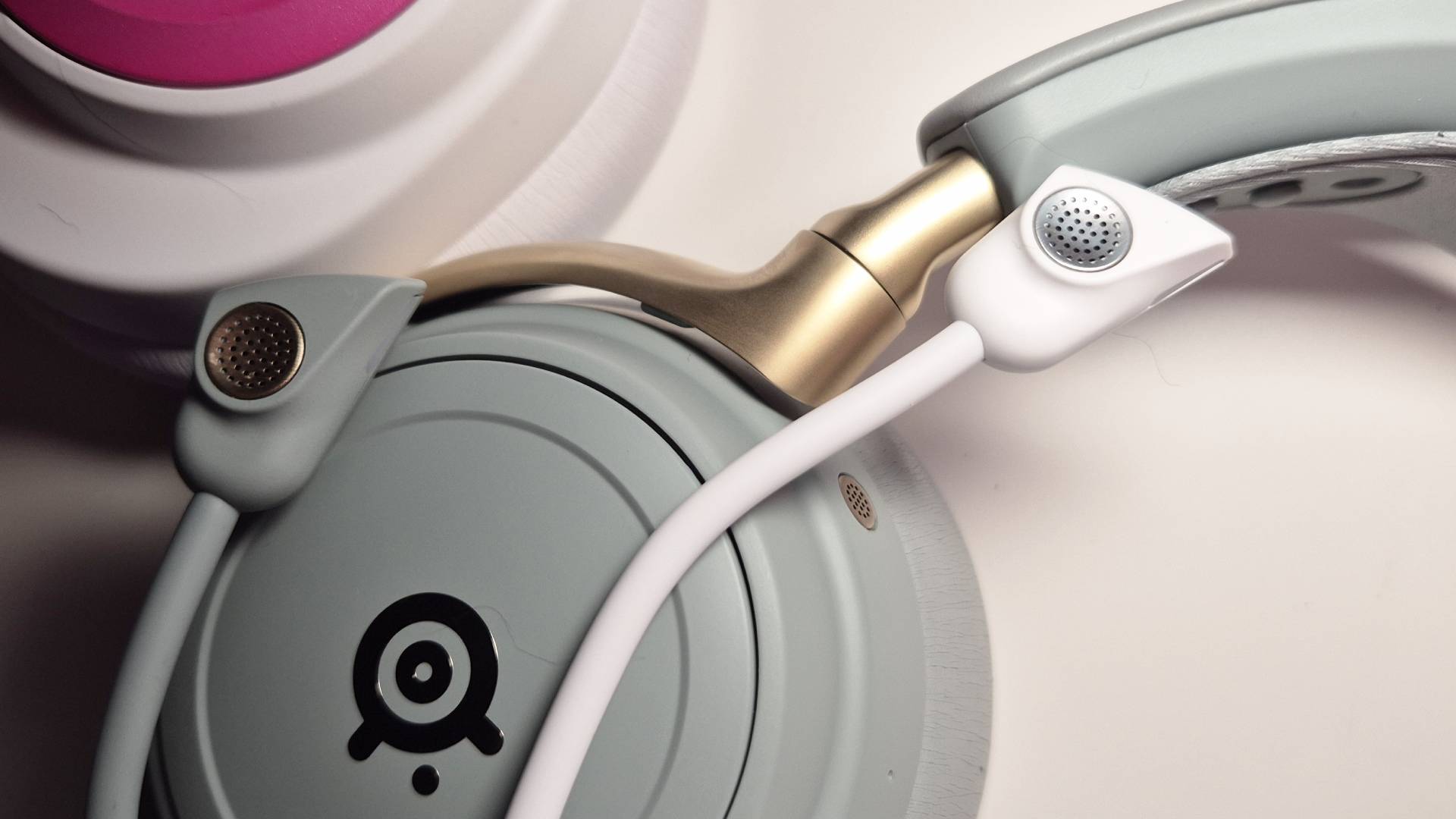 Close up of the microphones of the Pro Wireless and Nova Elite headsets.