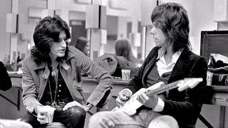 Joe Perry and Jeff Beck with a white Strat – backstage in 1976