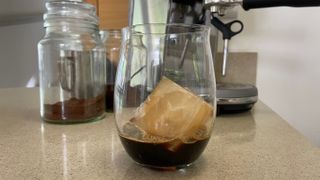 how to make iced coffee by pouring espresso over ice