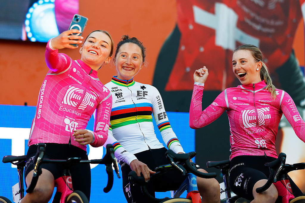 Adelaide, Australia - 16 de enero: (LR) Noemi Rueg de Suiza, Magdeleine Valliers de Canadá y Henrietta Christian Zealand y el equipo ef Education durante el 26º Tour Santos Under 2026, presentación del equipo el 16 de enero de 2026 en Adelaide, Australia. (Foto de con chronis/getty images)