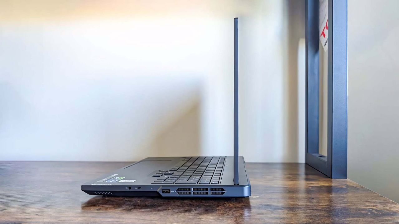 Lenovo Legion Pro 5i (Gen 9) profile view.
