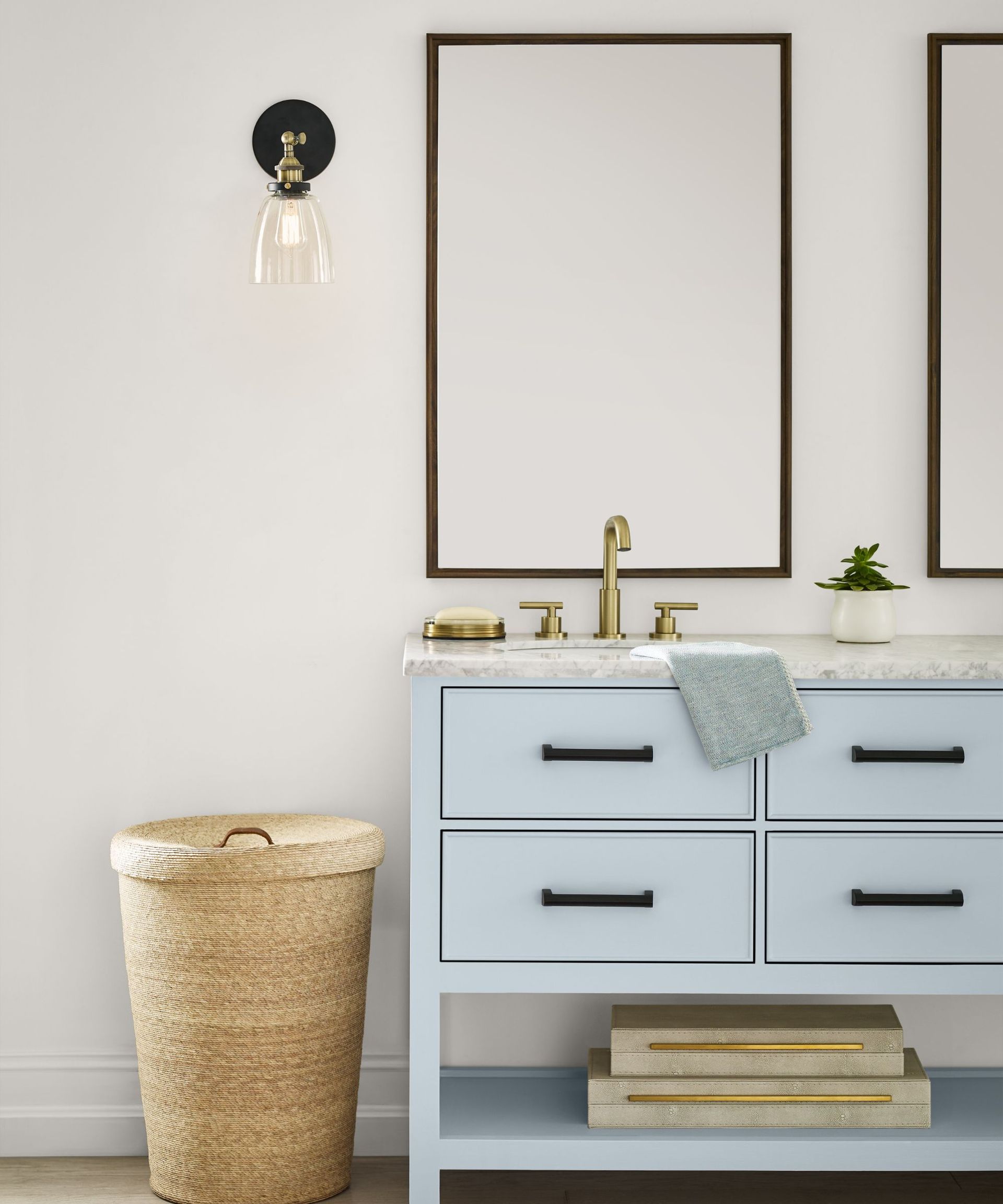 Jasnoniebieska komoda