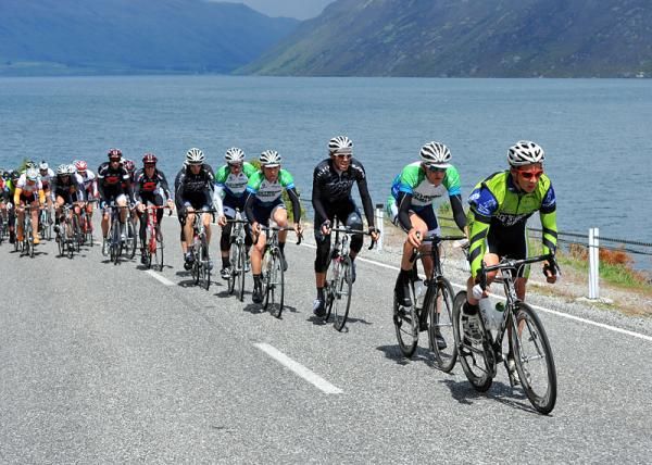 The peloton make their way around the shores of Lake Wakatipu