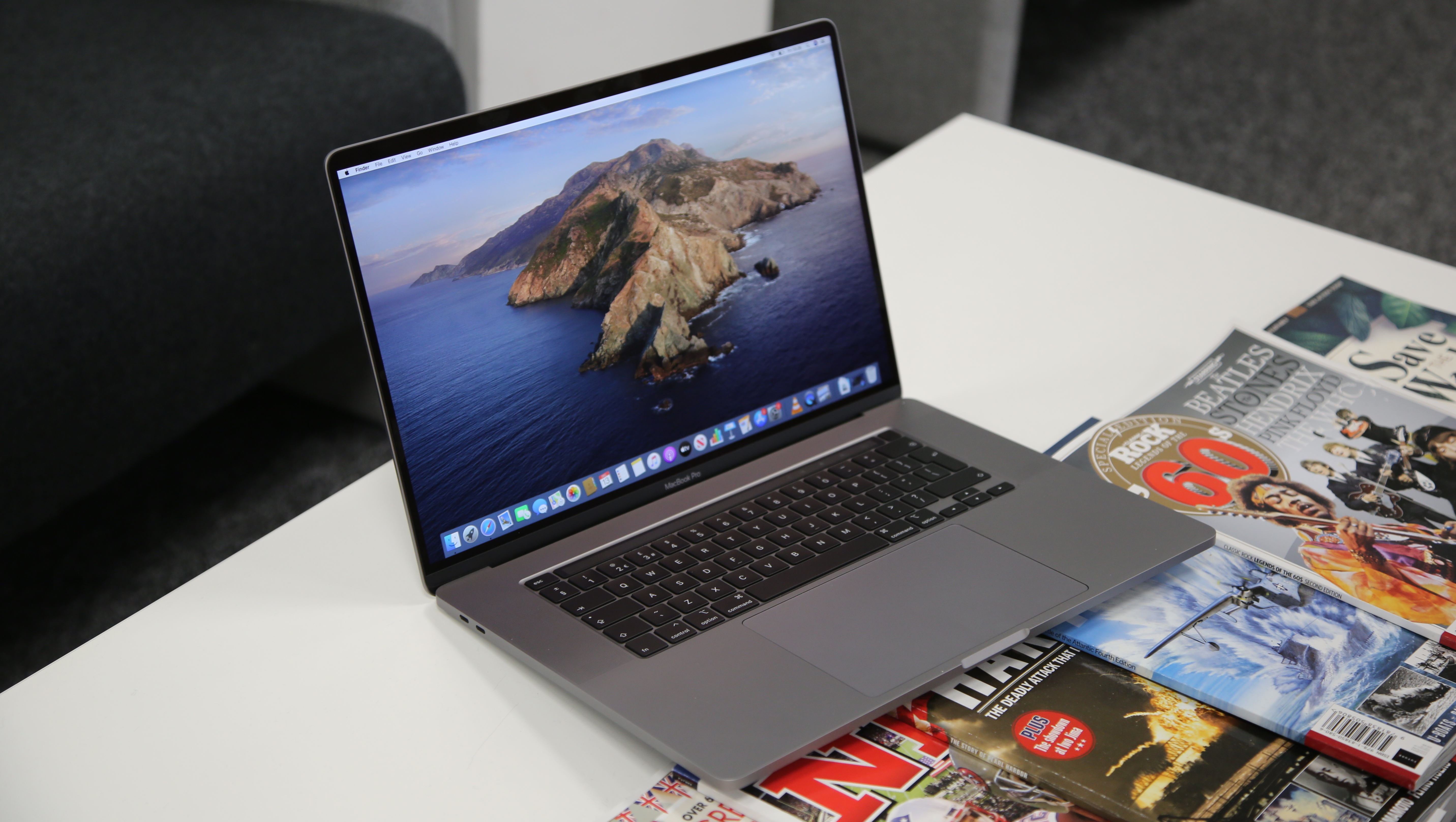 Apple MacBook Pro 16-tuumainen, yksi parhaista opiskelijoiden MacBookeista, pöydällä