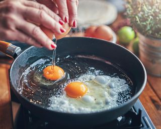 Cooking eggs in a cast iron skillet