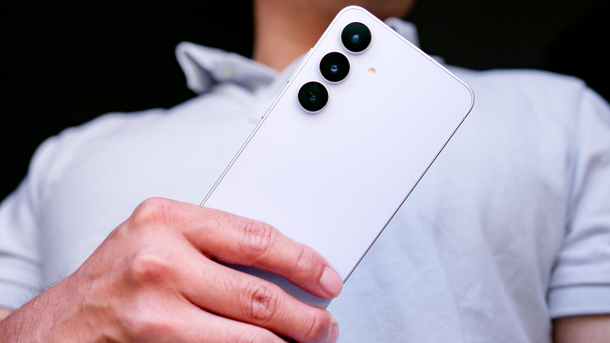 holding the galaxy s25 fe