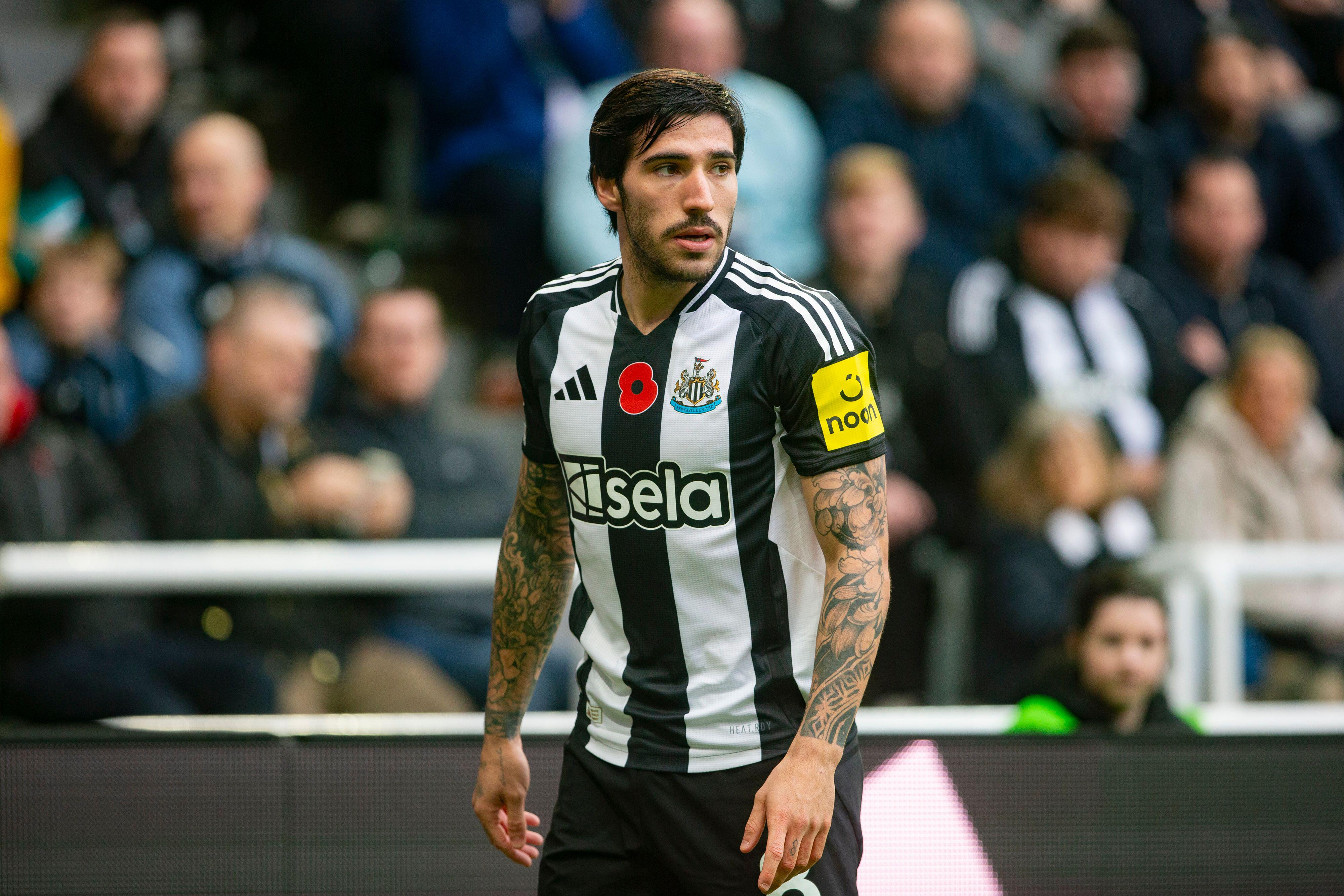 Sandro Tonali playing for Newcastle against Arsenal, November 2024