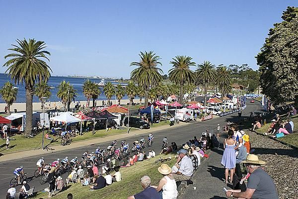 The women's peloton head up the home straight on the hotdog circuit in Geelong on day three of the series.