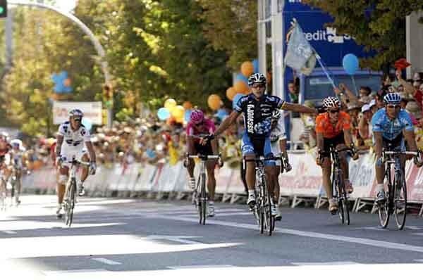 Davis celebrates, but it is Zabel who prevails using his Milano-Sanremo experience to get it right.