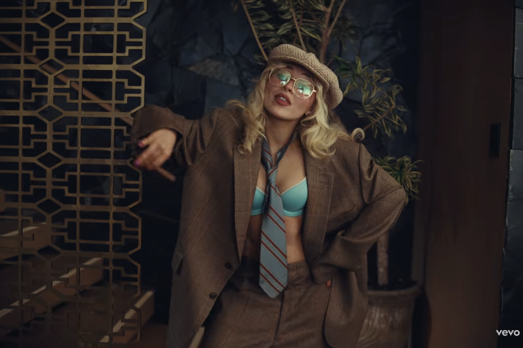 Sabrina Carpenter wore a peekaboo bra in the "House Tour" music video