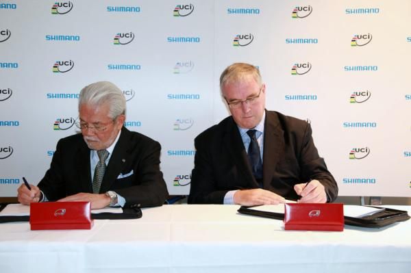 Shimano Chairman Yoshizo Shimano (left) and UCI President Pat McQuaid (right) signing the new contract.