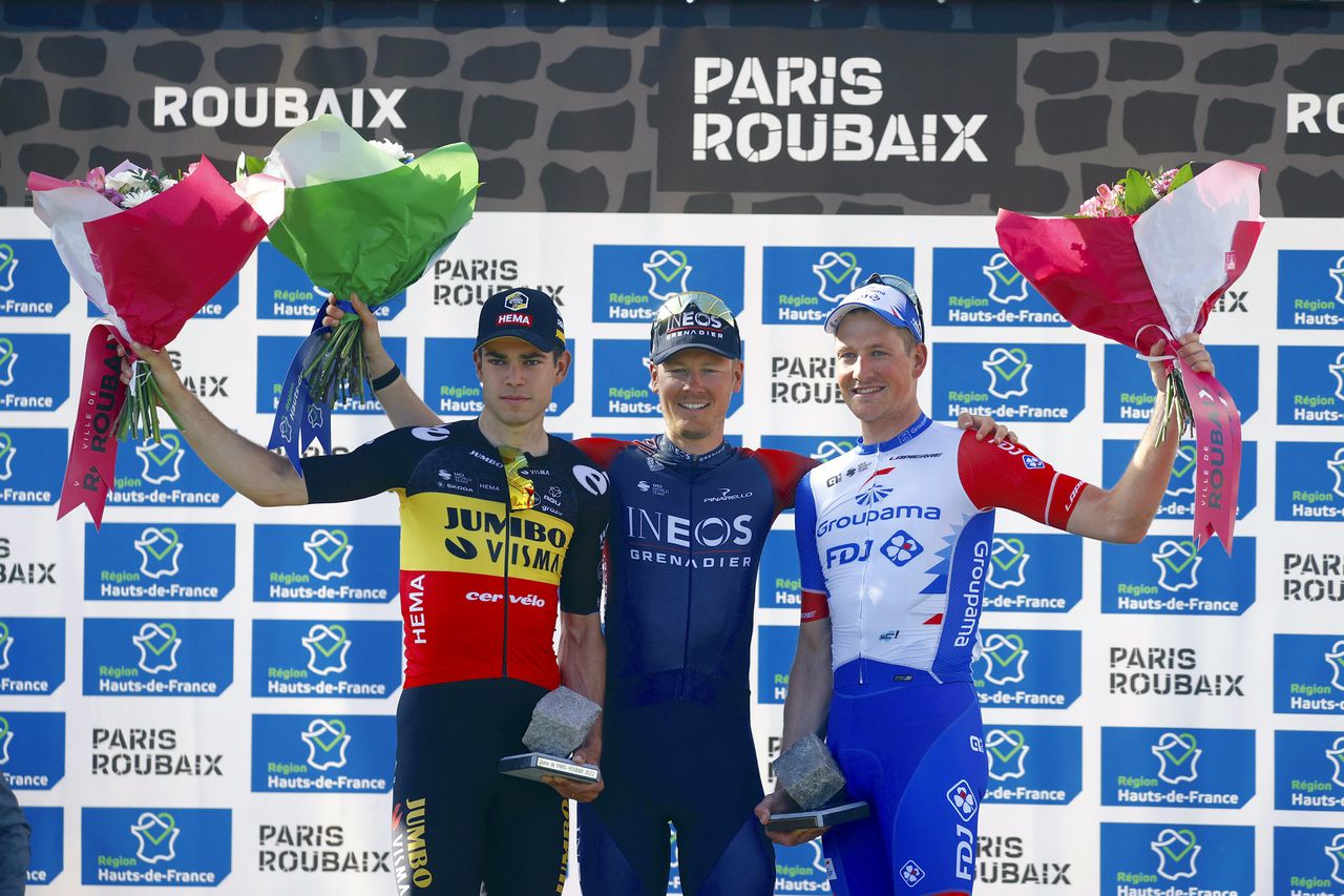 Paris Roubaix 2022 - 119th Edition - Compiegne - Roubaix 257.2 km - 17/04/2022 - Wout Van Aert (BEL - Team Jumbo - Visma) - Dylan Van Baarle (NED - INEOS Grenadiers) - Stefan Kung (SUI - Groupama - FDJ) - photo Luca Bettini/SprintCyclingAgency&Acirc;&copy;2022