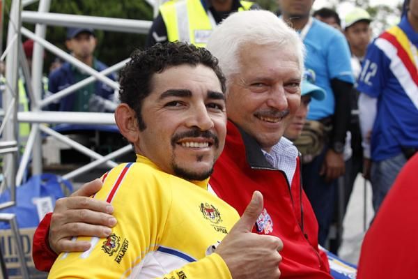 Thumbs up from race leader Jos&eacute; Serpa (Androni Giocattoli), with team manager Gianni Savio.