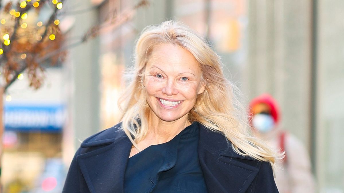 La robe imprimée à chèque de Pamela Anderson est en fait la touche la plus chic d'un trench Burberry classique