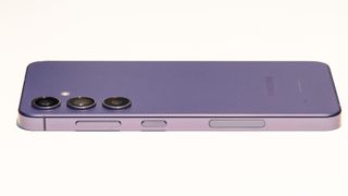 Samsung Galaxy S24 från sidan där man kan se dess knappar och kameramodul på den lila baksidan.