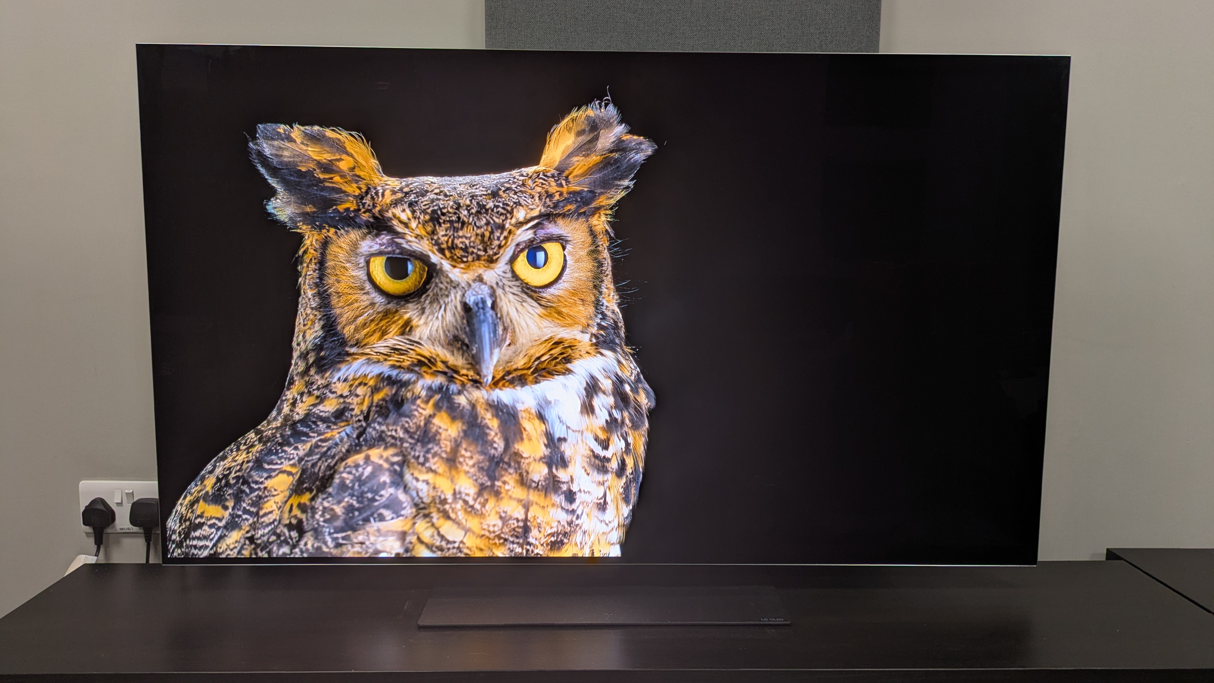 LG G5 with owl on screen and expression enhancer setting set to brightness