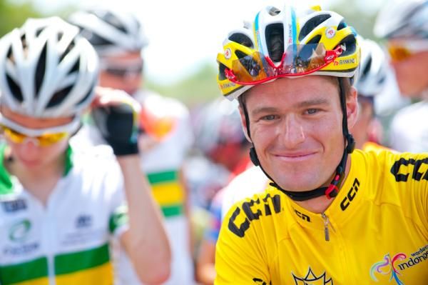 Oscar Pujol (Azad University Cross Team) in the yellow jersey