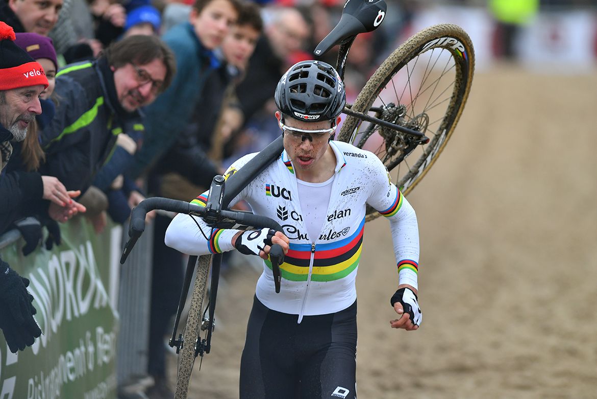 Van Aert proceeds on foot