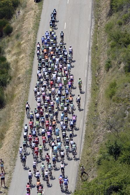 The peloton on stage 16 to Gap