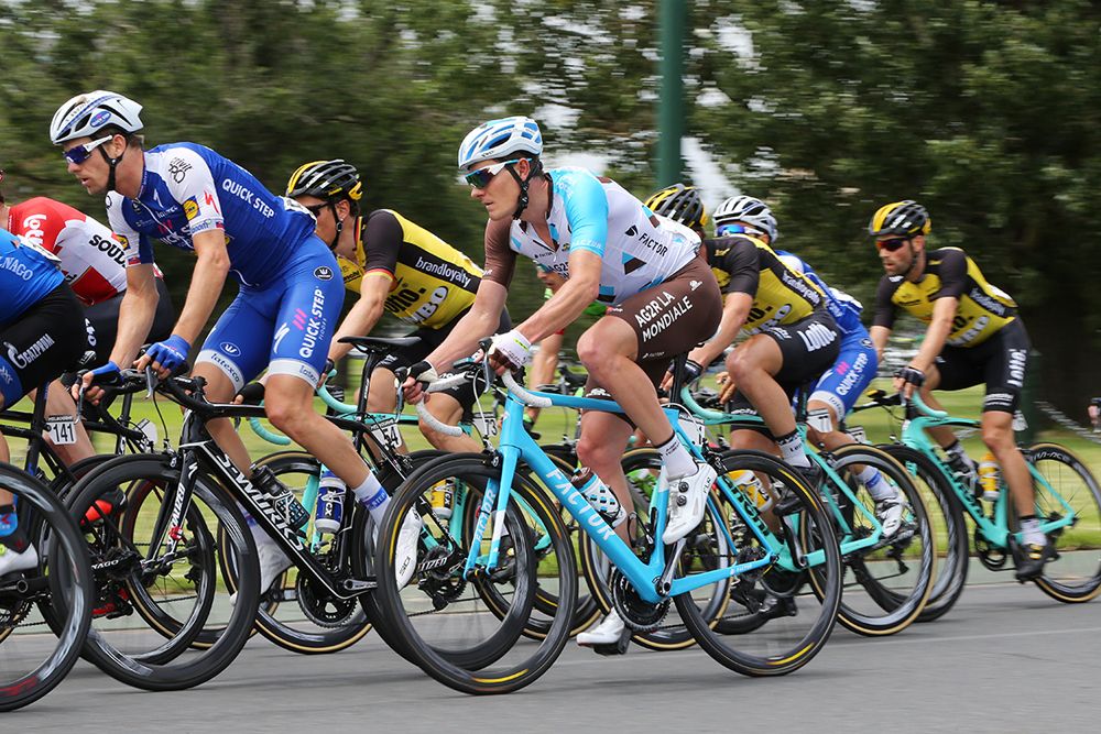 The peloton speeds along the Albert Park course
