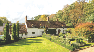 Grade II limestone house in Bedfordshire.