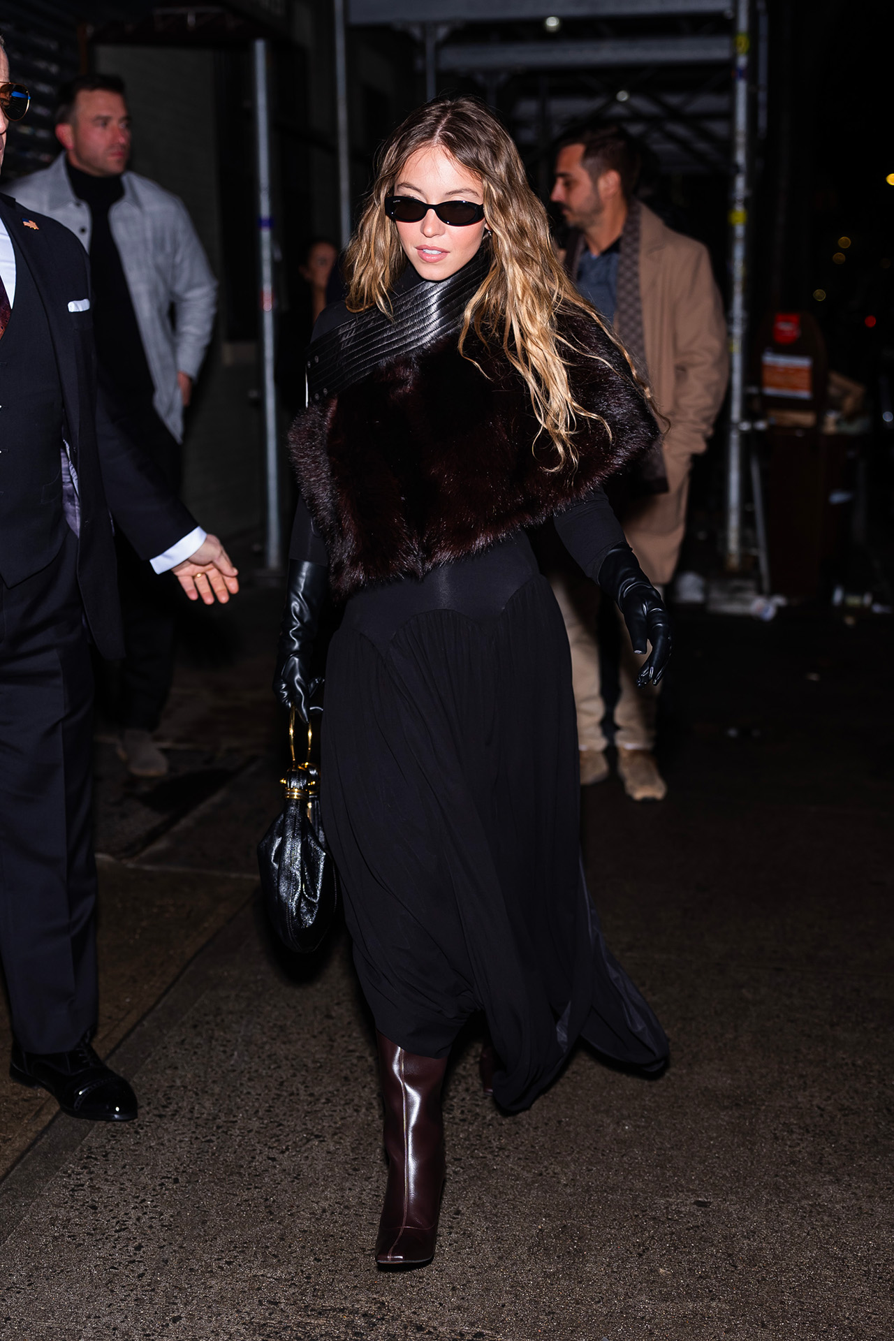 Sydney Sweeney con un abrigo largo, botas, guantes y gafas de sol en Greenwich Village el 18 de enero.