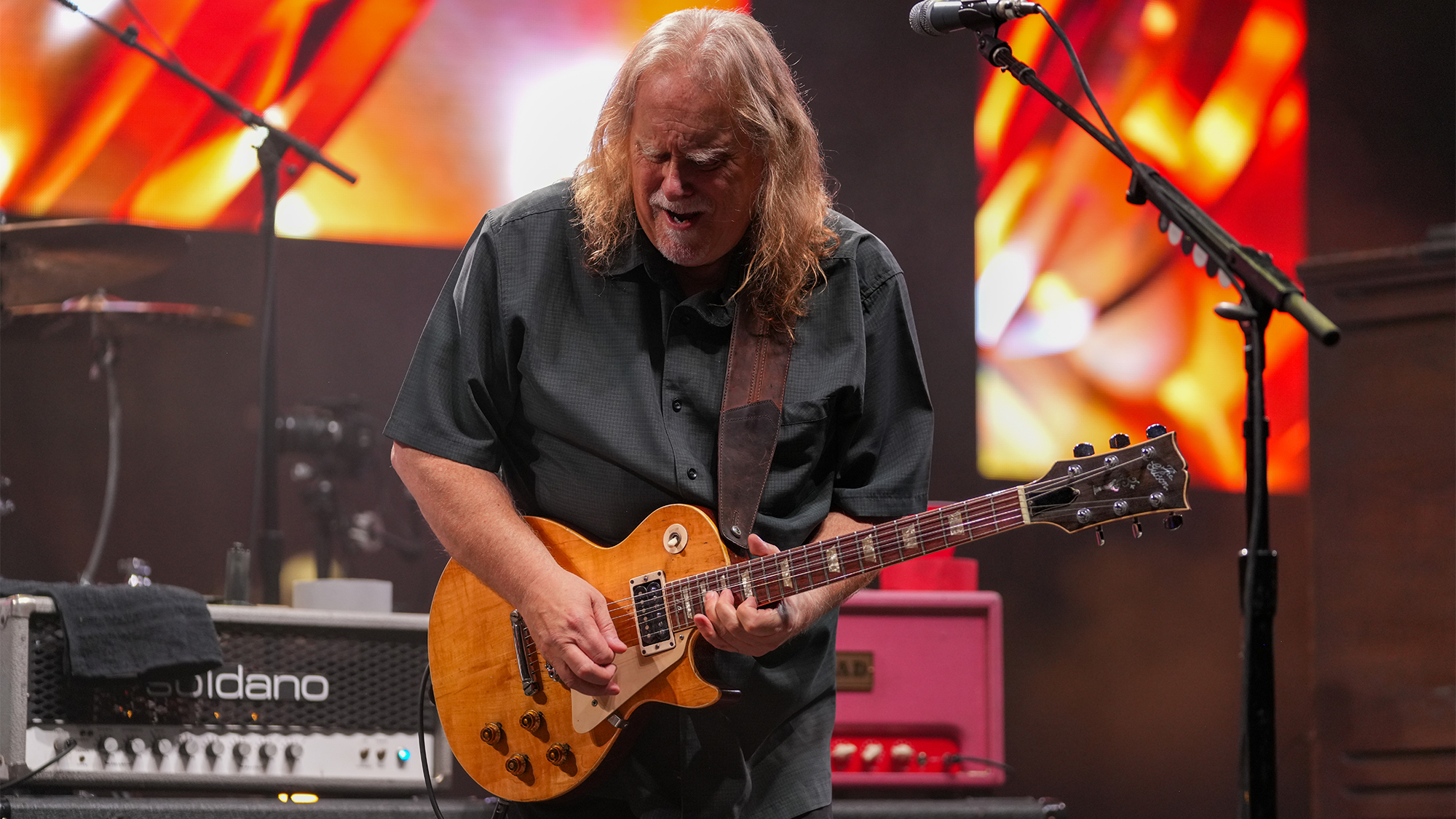 A photo of Warren Haynes performing onstage with Jeff Beck&#039;s Yardburst Les Paul