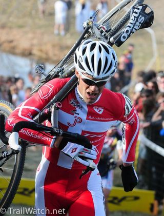 Joachim Parbo (Leopard Cycles) running with classic cyclocross form.