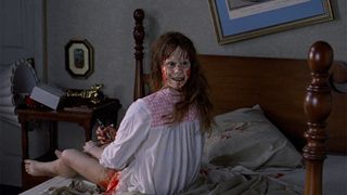The Exorcist -elokuvan hahmo sängyssä