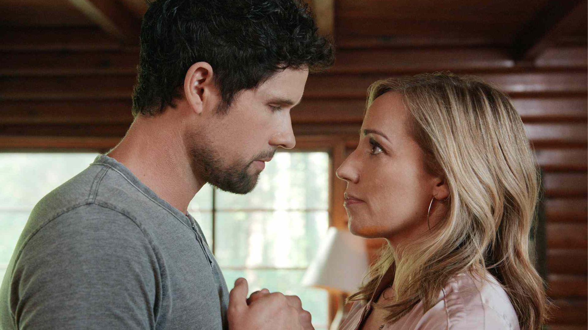 برادي يمسك يدي بري بينما ينظر إليها