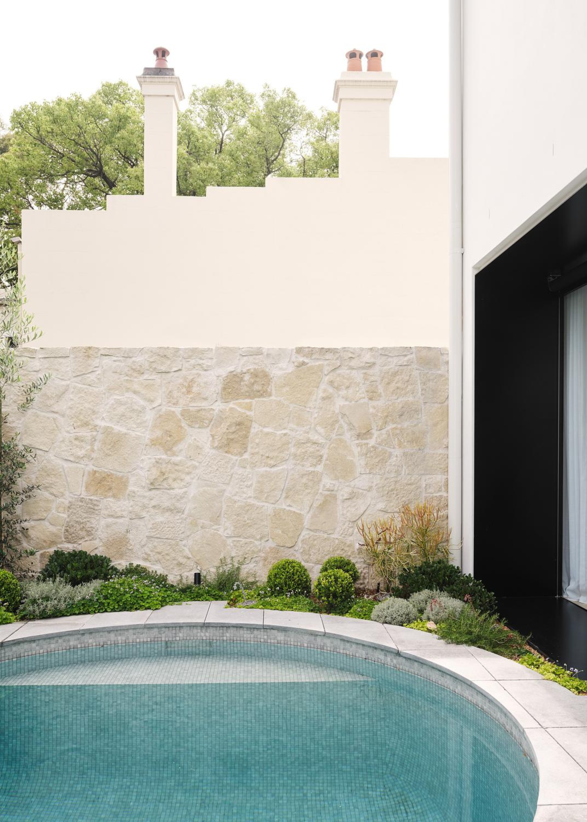 a small circular plunge pool in a back garden