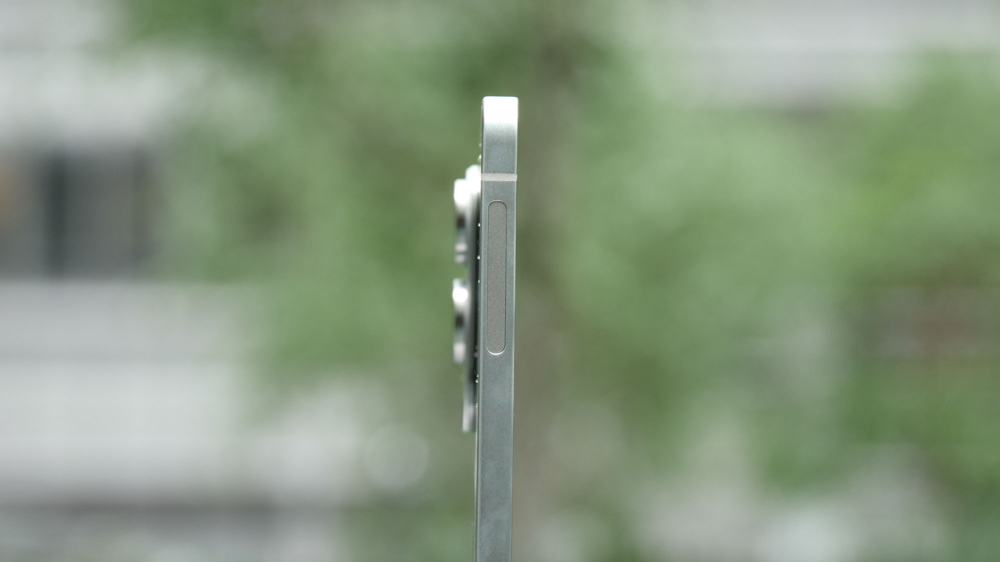 Samsung Galaxy S25 Edge thinness.