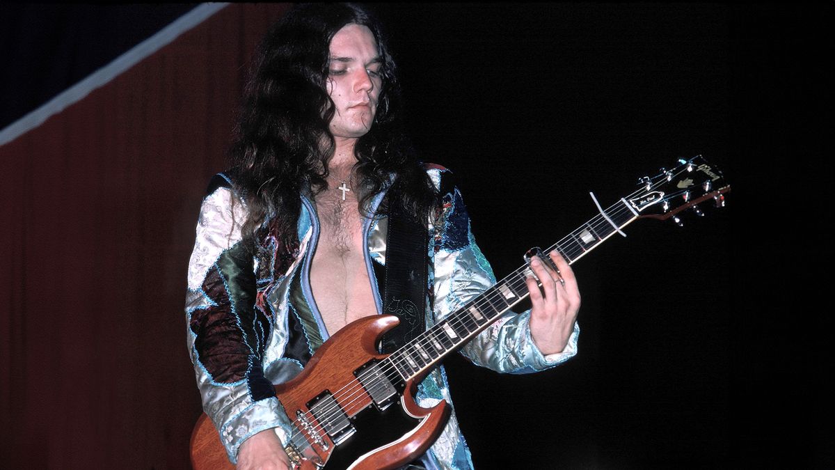 Gary Rossington of Lynyrd Skynyrd in concert at The Bottom Line on April 11, 1976 in New York City. 