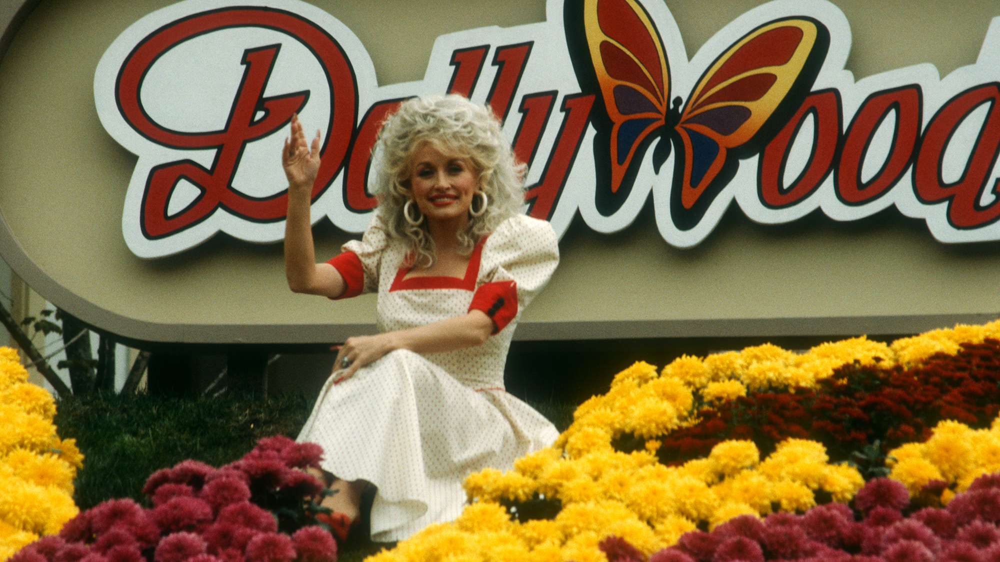 Dolly Parton poses for a portrait at Dollywood on October 24, 1988 in Pigeon Forge, Tennessee.