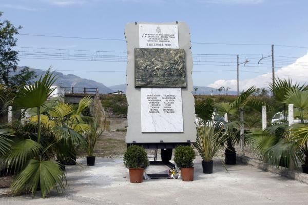 The monument unveiled for the local cyclists killed by a car.