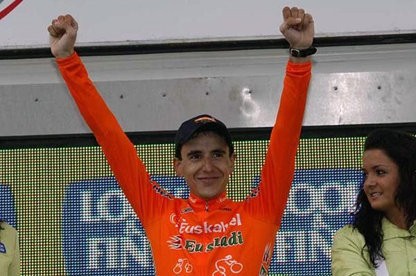 Igor Anton (Euskaltel) salutes from the podium