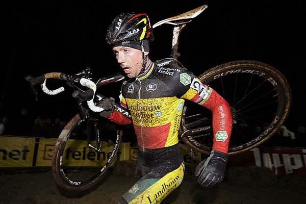 Belgian National Champion Sven Nys (Landbouwkrediet Colnago) shoulders his bike.
