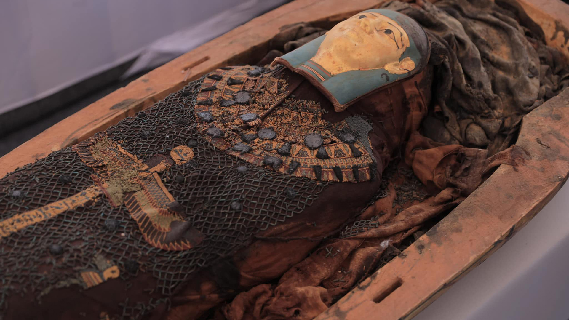 Ancient Egyptian cemetery holds rare 'Book of the Dead' papyrus and mummies | Live Science