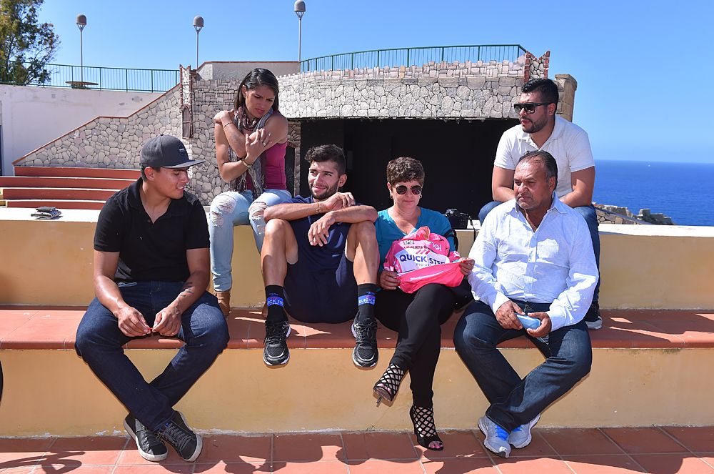 Fernando Gaviria shares his time in the maglia rosa with his family on the rest day