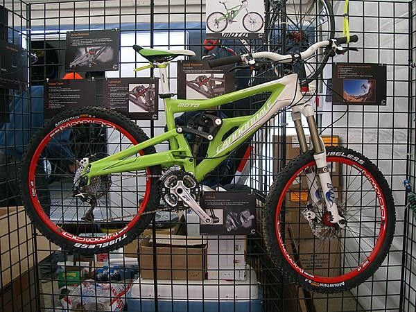 The Cannondale Moto offers 160mm of travel but supposedly weighs under 13.6kg (30.0lb).