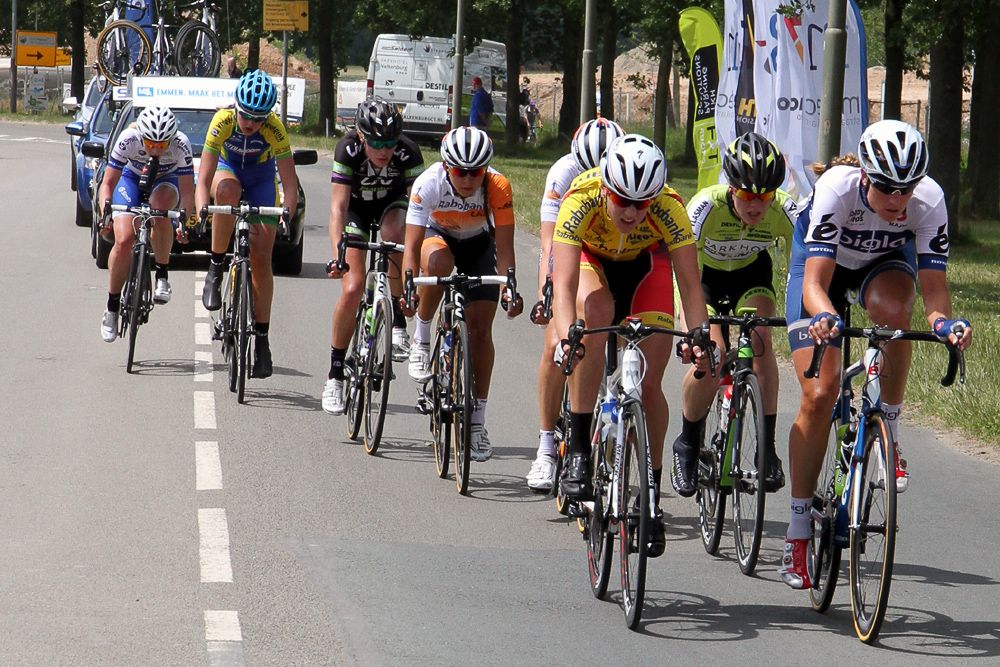 The lead group gets some traction.
