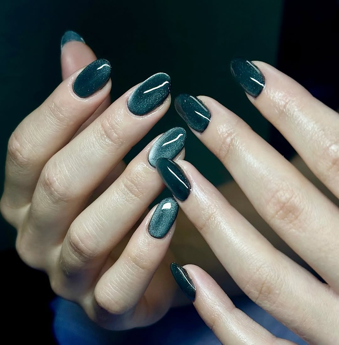 dark blue cat eye manicure