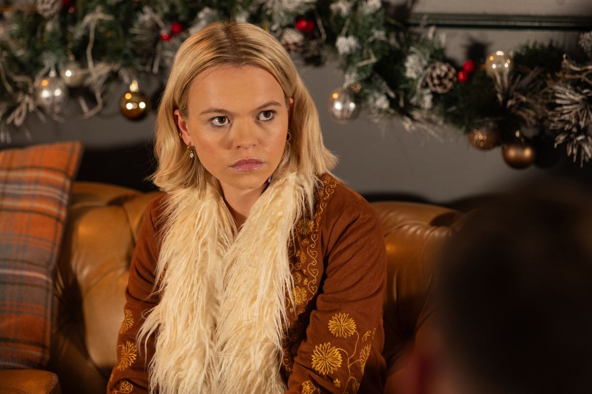 Dilly plots against Sienna in Hollyoaks 