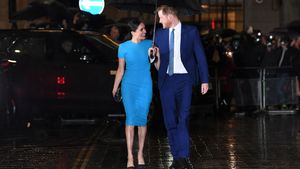 Meghan Markle Wears Manolo Blahnik Navy 
